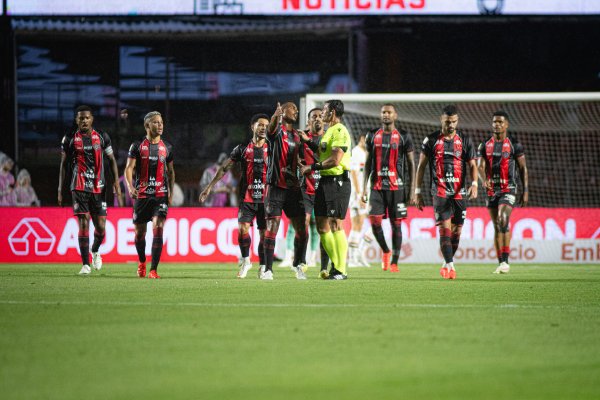 [Vitória perde para o São Paulo e segue sem vencer fora de casa no Brasileirão ]