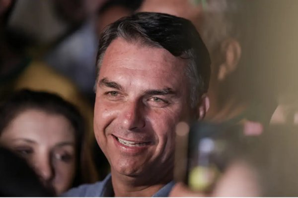 [Flávio Bolsonaro anuncia visita ao pai após decisão de Moraes]