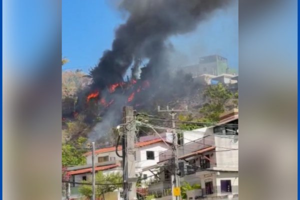 [Vídeo: incêndio atinge dunas no Imbuí e chamas se aproximam de área residencial em Salvador]