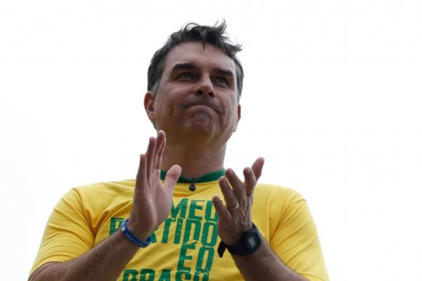 [Flávio Bolsonaro vai receber título de cidadão soteropolitano durante ato na Barra]