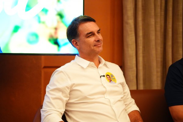 [Flávio Bolsonaro desiste de debate na Band e avalia confronto com Lula em outra emissora]