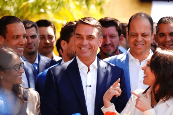 [Band mantém debate presidencial com Lula após desistência de Flávio Bolsonaro]