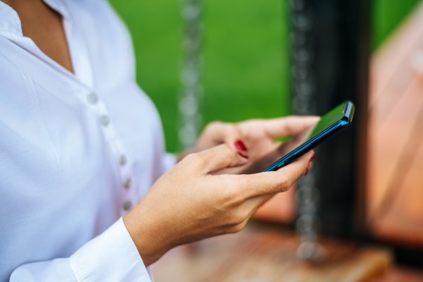 [ Campanhas de Lula e Flávio Bolsonaro vão tentar consenso para canais de WhatsApp e sugerir proposta ao TSE]