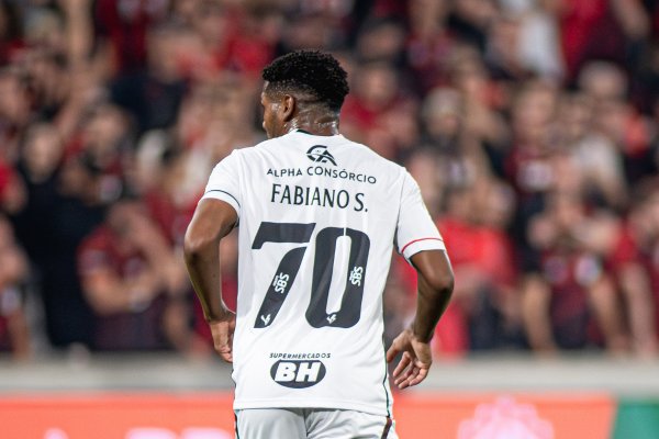 [Fabiano Souza é operado no joelho e não joga mais pelo Vitória em 2026]