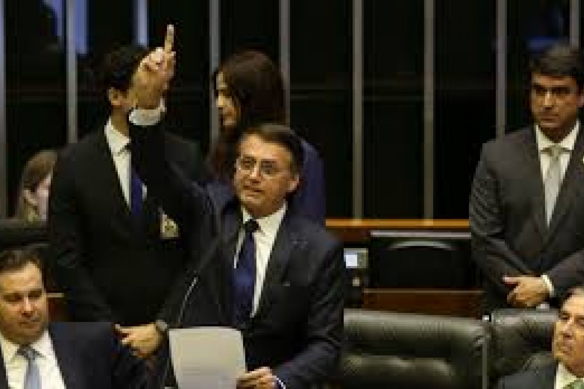 Líderes globais adotam discurso de guerra e patriotismo contra pandemia