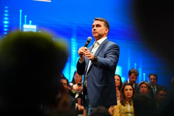 [Flávio Bolsonaro faz agenda no RS em dia de votação sobre escala 6x1 e ignora assunto em comício]