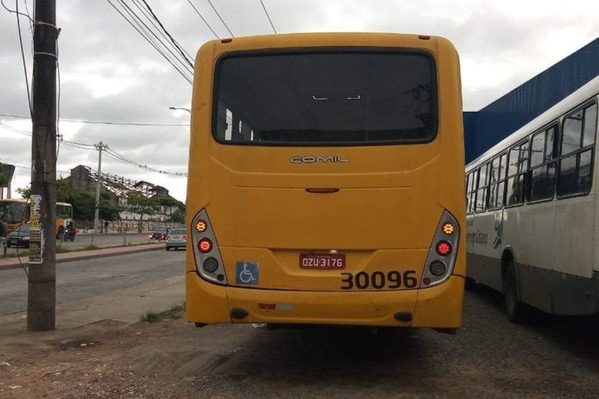 Passageiros de ônibus são assaltados no bairro do Lobato, em Salvador