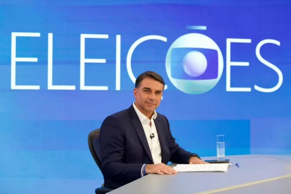 [Flávio Bolsonaro se reúne com 'chefões' da Globo horas antes da sabatina no JN; emissora confirma encontro]