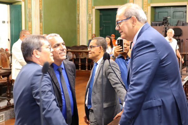 [Câmara de Salvador acata decisão que adiou entrega de título de cidadão a Flávio Bolsonaro]