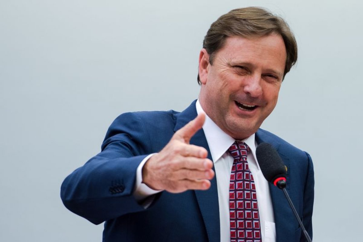 Senador em prisão domiciliar recebe aval da Justiça para passar férias no Caribe