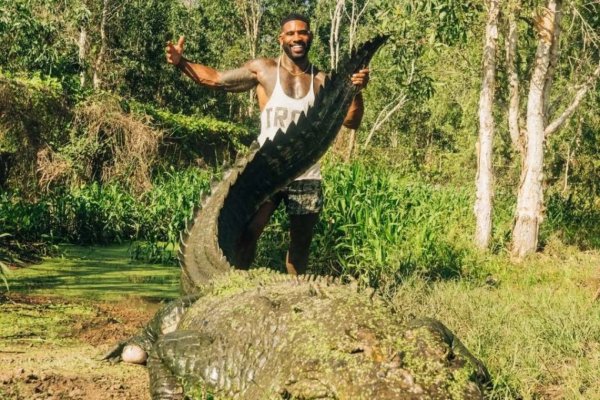 [Vídeo: Influenciador Mike Holston fica preso em cobra de quase seis metros durante confronto]