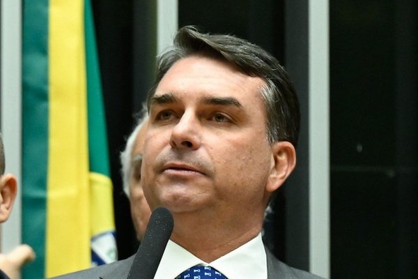 [Vídeo: em sabatina, Flávio Bolsonaro se esquiva sobre proposta que retira rastreio de munições]