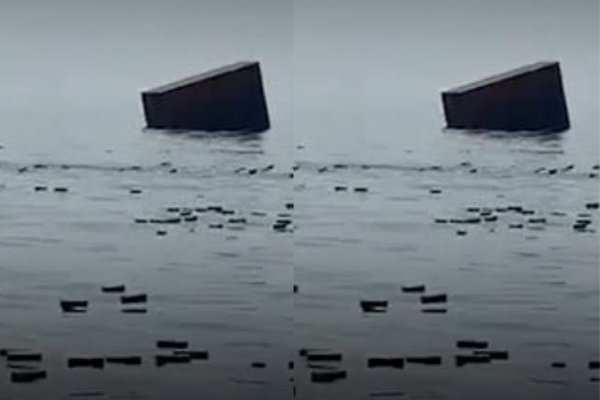 [Vídeo: caixas de iPhones ficam à deriva após naufrágio de cargueiro no Estreito de Ormuz]