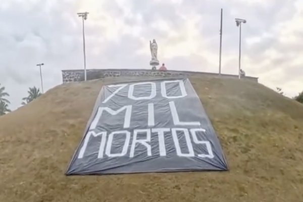 [Faixa com referência a 700 mil mortes por Covid é estendida na Barra antes de ato de Flávio Bolsonaro]