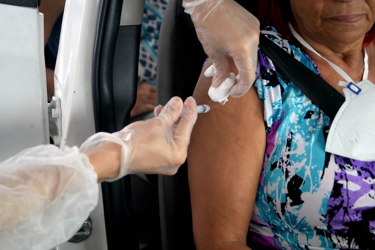 Idosos em Salvador já podem ser vacinados sem sair do carro