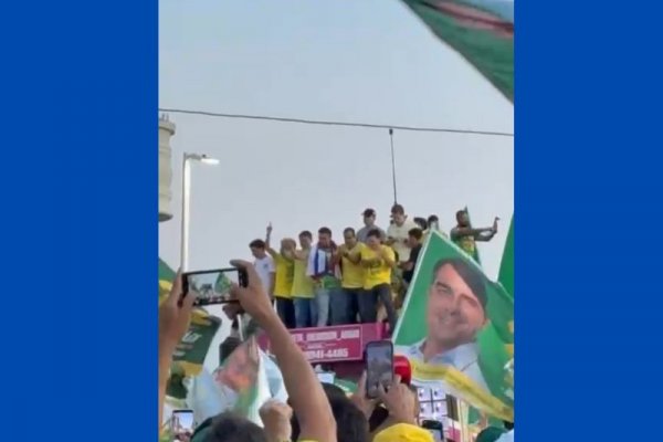 [Vídeo: Flávio Bolsonaro reúne apoiadores e lideranças políticas em caminhada na Barra, em Salvador]