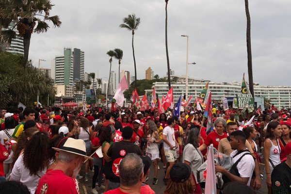 [Vídeo: apoiadores de Lula se reúnem na Barra, em Salvador, durante “Ato pela Democracia”]