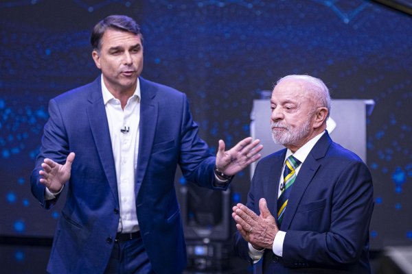 [ Flávio Bolsonaro e Lula trocam acusações de corrupção e envolvem familiares em debate]
