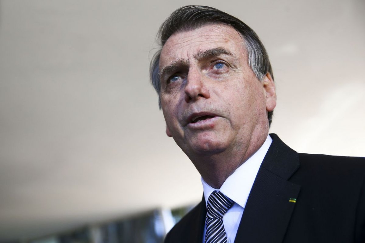 Bolsonaro edita MP que permitia suspensão de contrato de trabalho por 4 meses