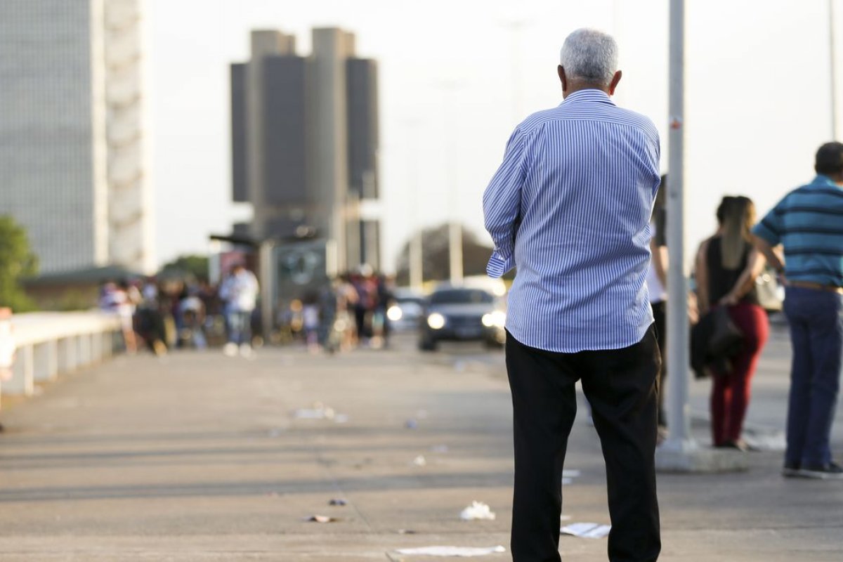 Porto Alegre anuncia medida que impede circulação de idosos nas ruas