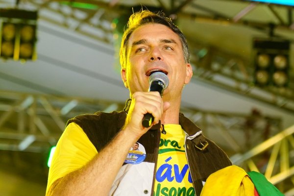 [Campanha de Flávio Bolsonaro propõe substituir servidores públicos por inteligência artificial]