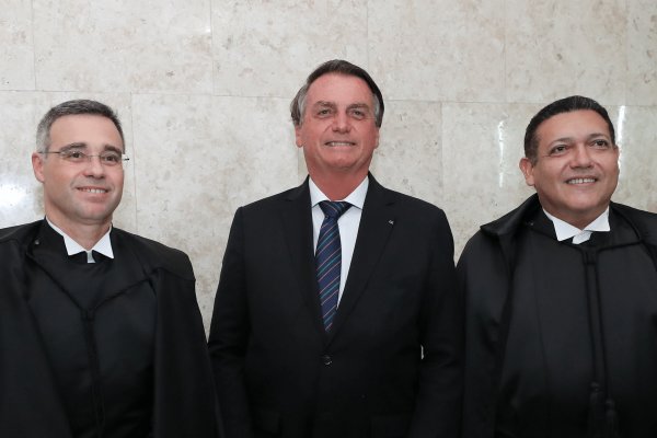 [Após 'Exército do Lula' chegar a 7 milhões de seguidores, Nunes Marques e André Mendonça querem censurar canais de WhatsApp em reta final do segundo turno]