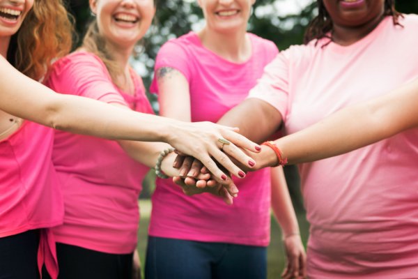 [Moradores de Busca Vida promovem caminhada solidária em apoio à prevenção do câncer de mama! ]