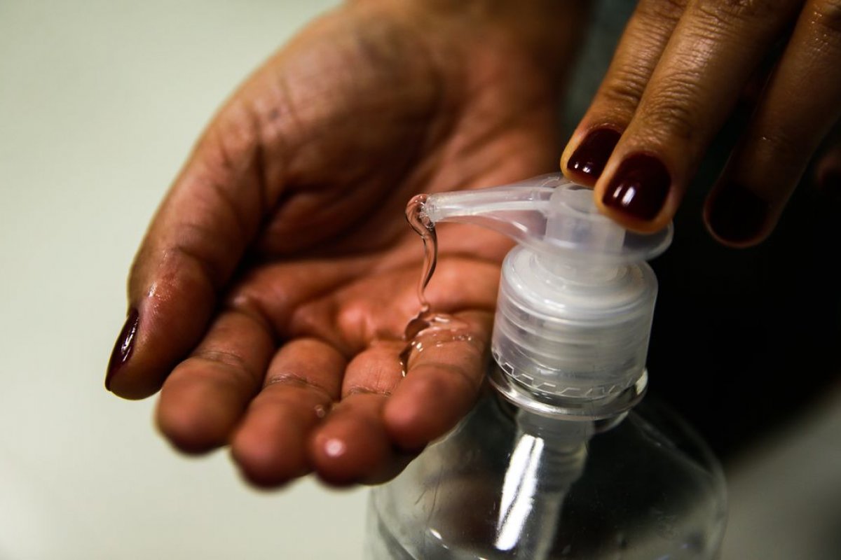 Marca de detergente irá produzir e distribuir produtos de álcool em gel