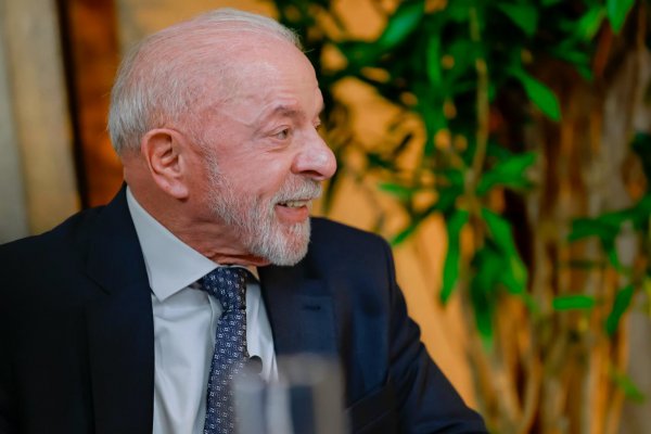 [Lula cancela entrevista à Record após orientação médica para poupar a voz]