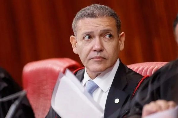 [Presidente do TSE manda retirar 20 publicações contra Lula e proíbe Flávio Bolsonaro de divulgar conteúdos falsos]