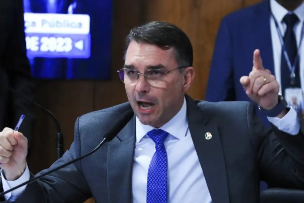 [Além do caso Ana Clara: Flávio Bolsonaro advogou para livrar PMs acusados de matar porteiro e entregador no Rio ]
