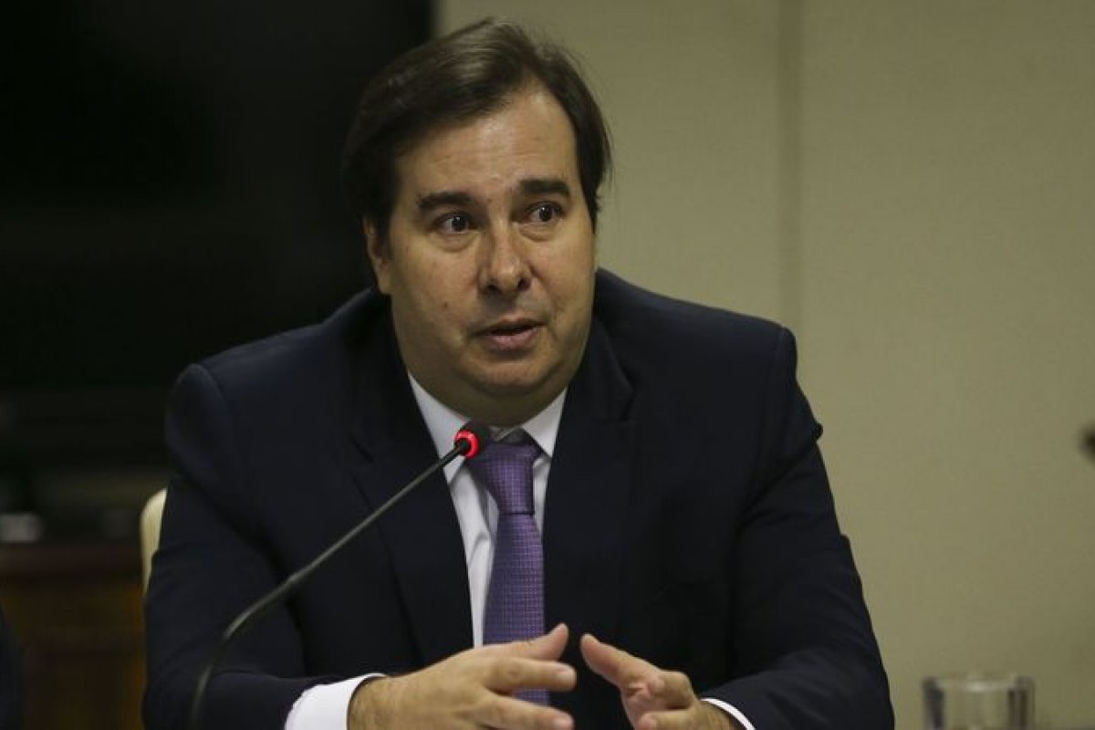 Rodrigo Maia defende corte de salário dos parlamentares para combate ao coronavírus