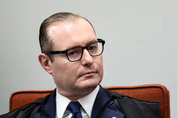 [Cristiano Zanin, do STF, estende até às 19h horário de eleições no Brasil]
