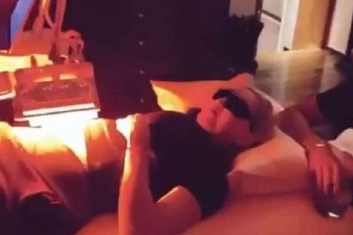 Em isolamento domiciliar, Madonna monta clínica em casa para tratar dores com luz