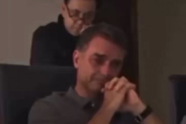 [Vídeo: Flávio Bolsonaro chora em festa frustrada, e churrasco da vitória vira oração]