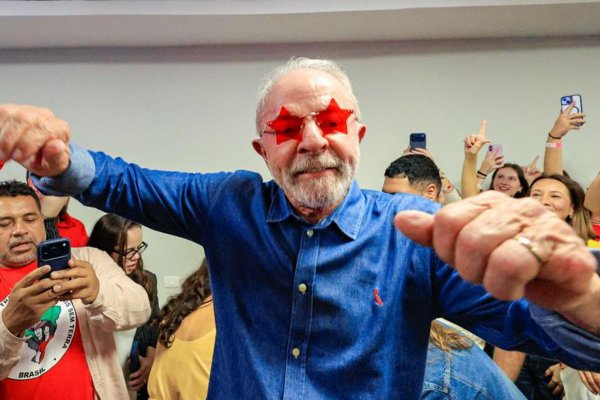 [Virada de Lula sobre Flávio Bolsonaro vira meme nas redes sociais]