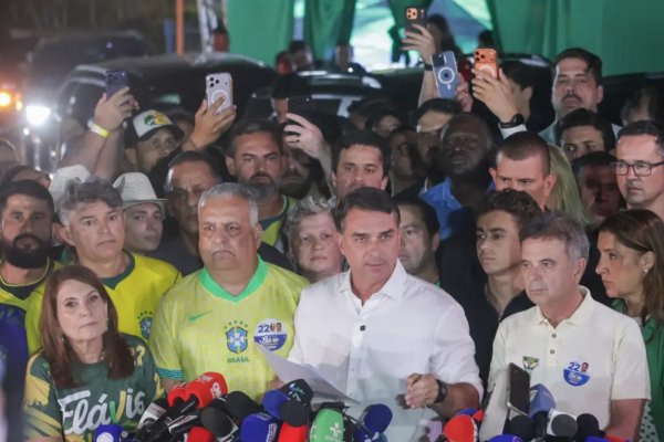 [Vídeo: Flávio Bolsonaro anuncia novo pedido de cassação da chapa de Lula e questiona resultado da eleição]