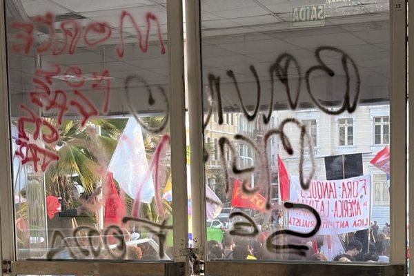 [VÍDEO: Prefeitura suspende expediente e acusa manifestantes de vandalismo em ato por impeachment de Bruno Reis]
