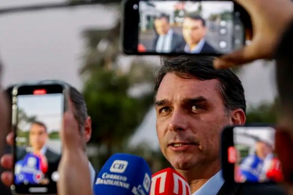[Flávio Bolsonaro volta atrás e reconhece vitória de Lula ]