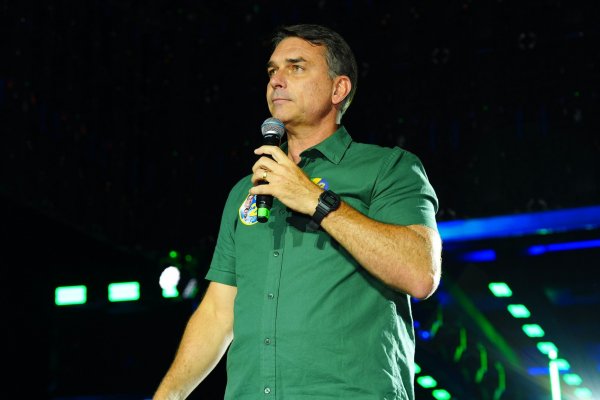 [Vídeo: Deputado confirma que Flávio pedirá 'exílio' nos EUA: 'Seguirá sendo nosso líder']