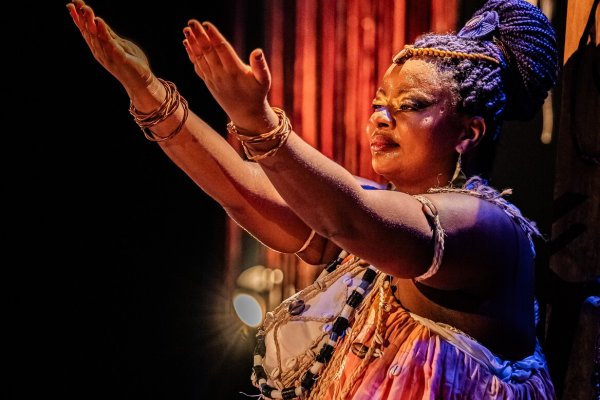 [Coletivo baiano leva espetáculo “Barro Mulher - Um Mergulho na Lama da Criação” à Portugal e articula festival internacional para 2027! ]