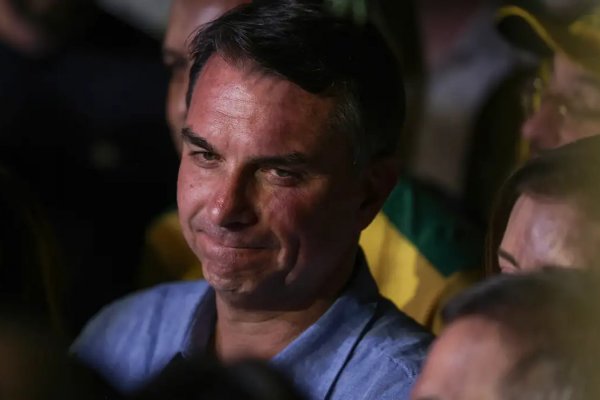 [Aliados de Flávio Bolsonaro avaliam que senador 'perdeu as credenciais' para liderar oposição a Lula ]