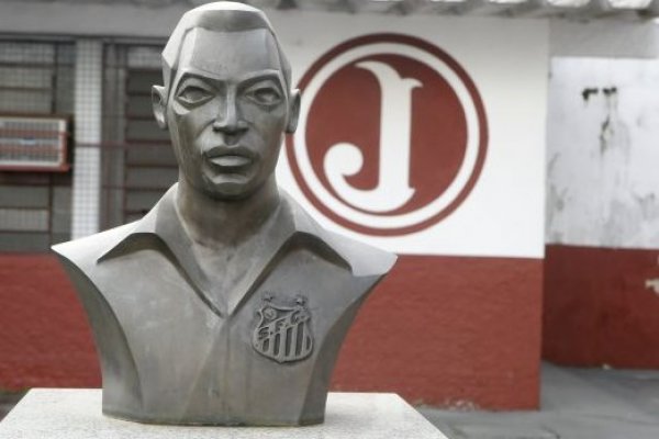 [Juventus retira busto de Pelé de estádio da Rua Javari; a estátua foi inaugurada em 2006]