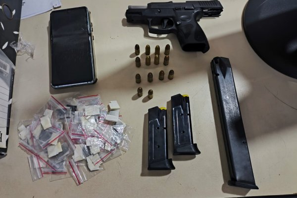 [Quatro pessoas em cárcere e privado foram libertadas pela PM em Lauro de Freitas; um suspeito foi preso]