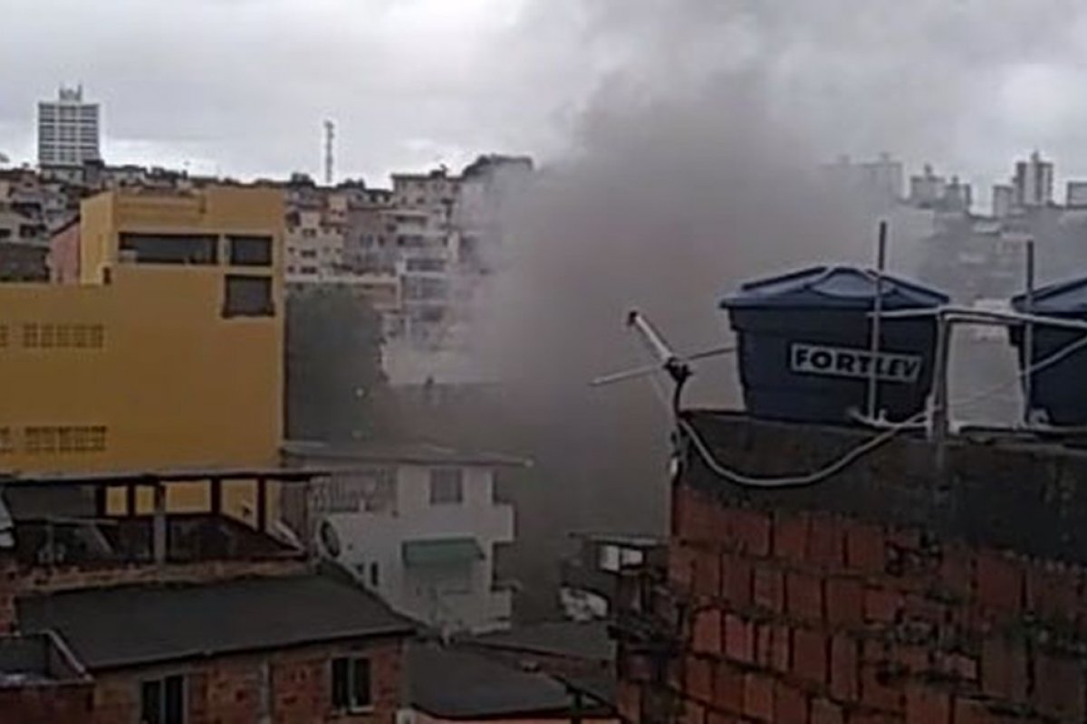 Incêndio atinge imóvel no bairro de Narandiba, em Salvador