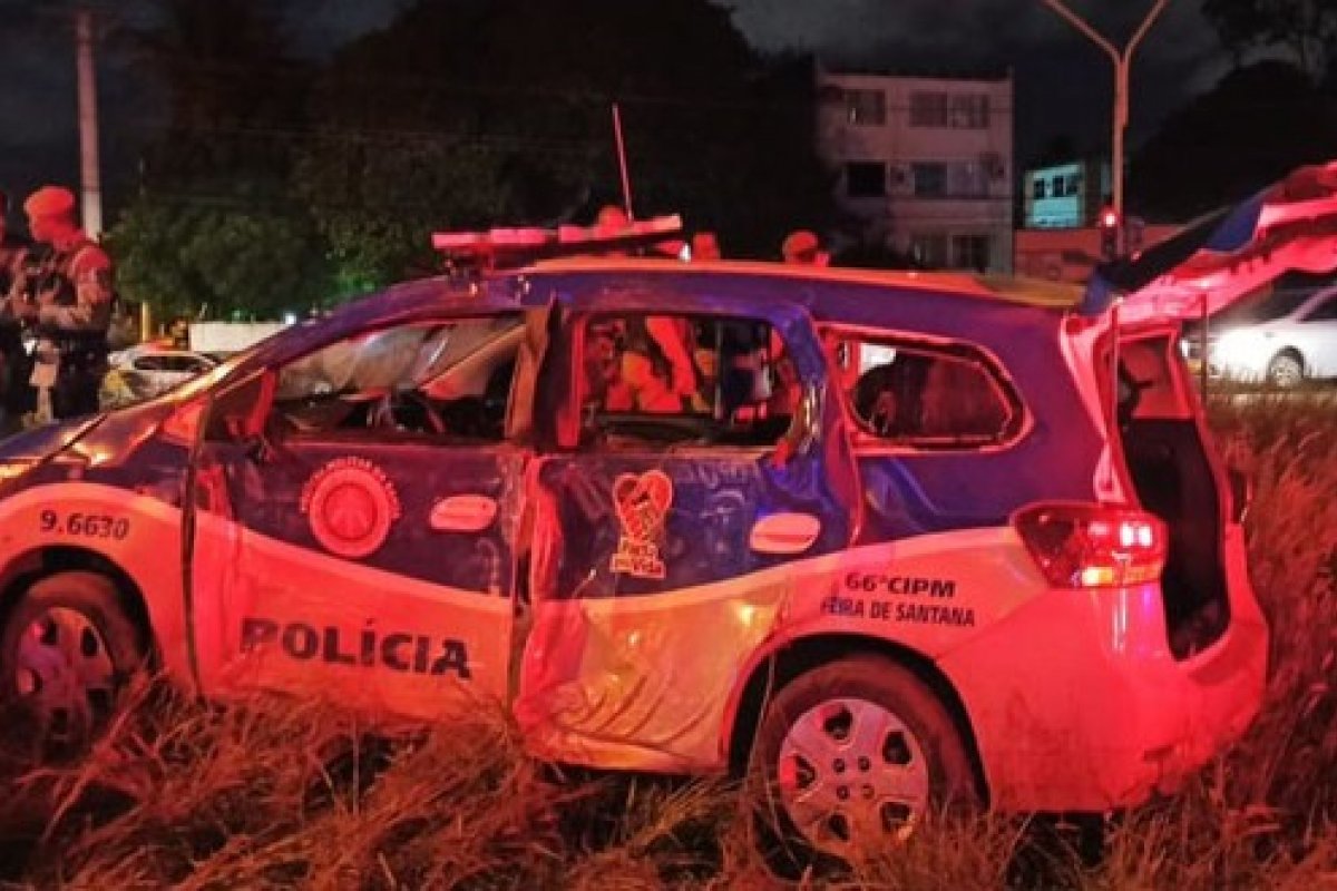Policial morre após viatura capotar durante perseguição em Feira de Santana