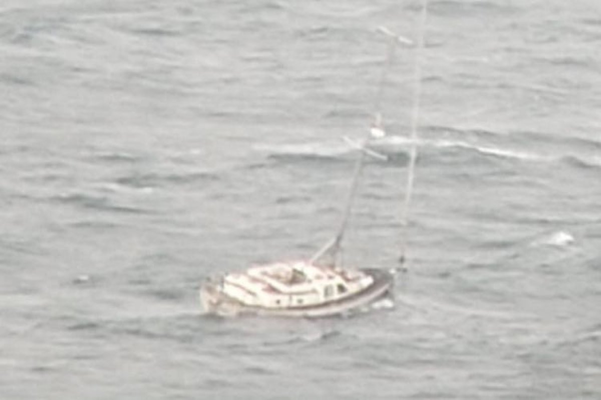 Veleiro à deriva na Baía de Todos-os-Santos é flagrada nesta terça-feira (24)