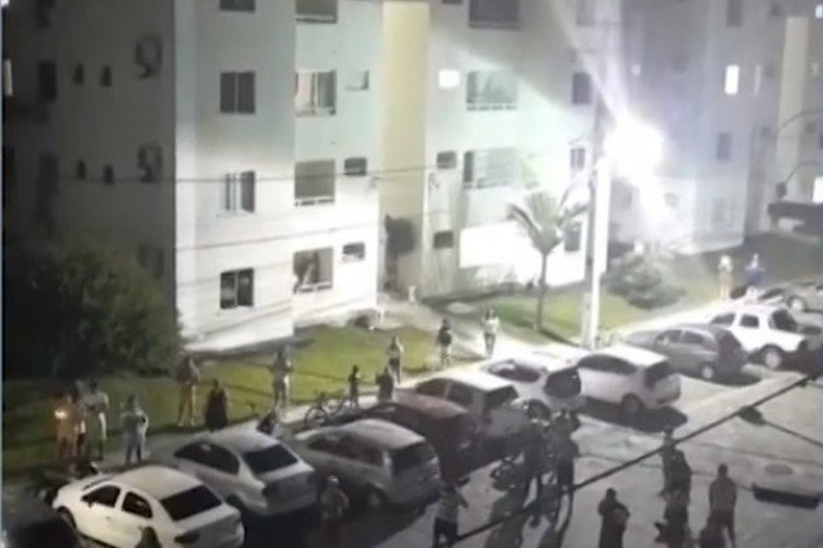 Moradores de condomínio em Itabuna fazem oração para vizinho com coronavírus