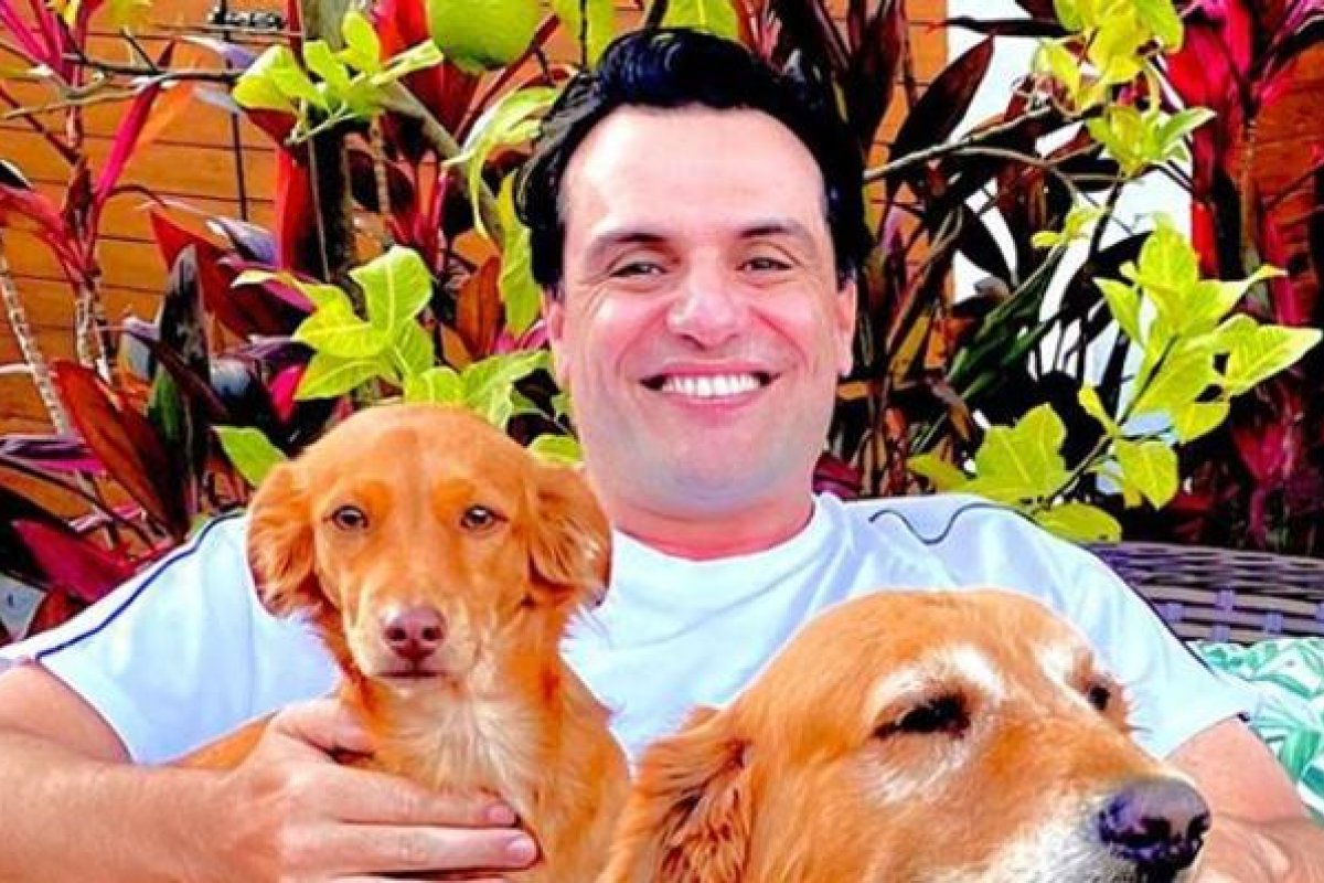 Na quarentena, Rodrigo Lombardi surge rodeado de cachorros