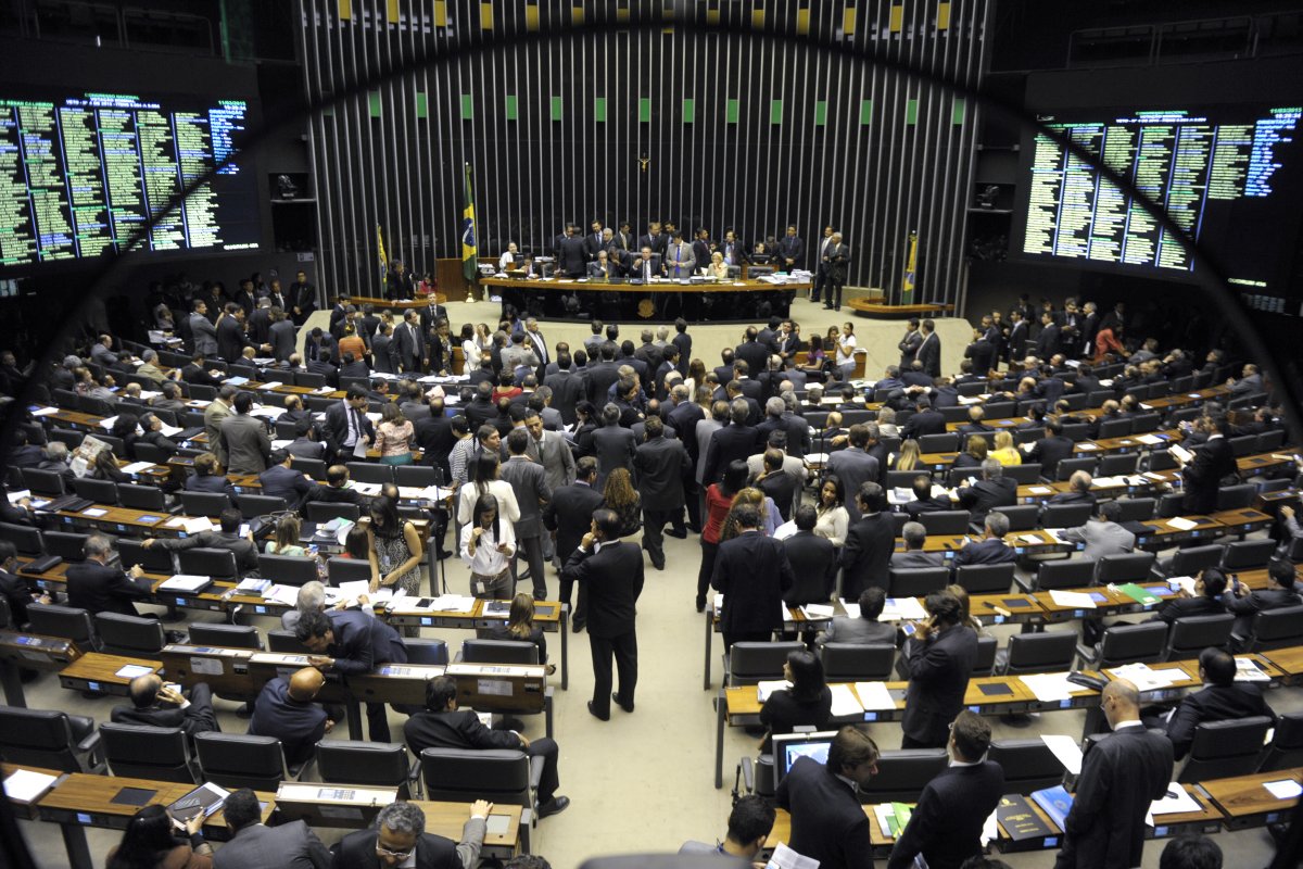 Parlamentares estão divididos sobre adiar eleições municipais